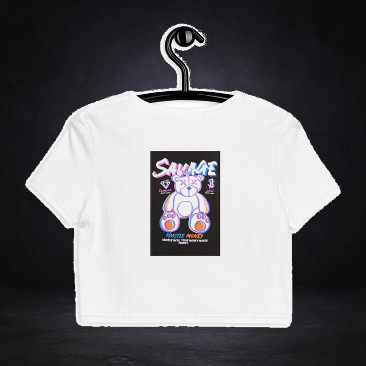 Hustle Money Crop Top von NiZED, Rückansicht mit Designprint vor dunklem Betonhintergrund