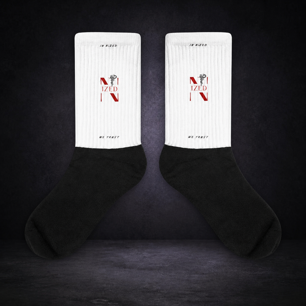 In NiZED We Trust Socken im dunklen Betonraum – sauberes Kollektionscover
