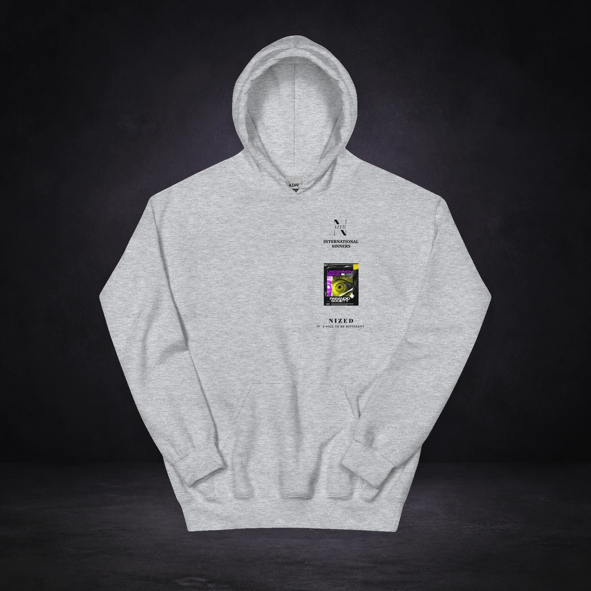Its Nice Hoodie von NiZED, Vorderansicht mit Designprint vor dunklem Betonhintergrund