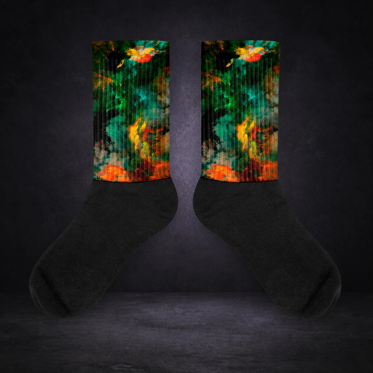 Jungle Socken von NiZED im dunklen Betonraum – sauberes Kollektionscover
