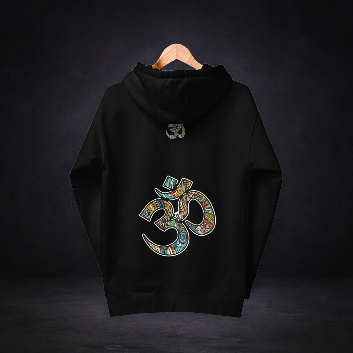 NiZED Essential Graphic Hoodie von NiZED, Rückansicht mit Designprint vor dunklem Betonhintergrund
