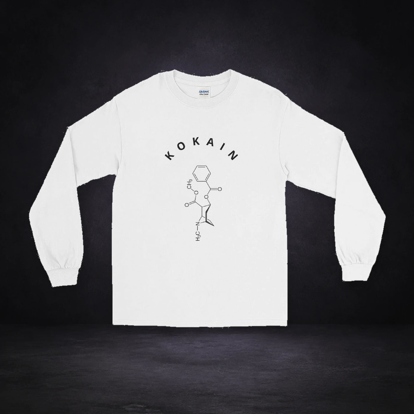 Kokain Graphic Longsleeve von NiZED, Vorderansicht mit Designprint vor dunklem Betonhintergrund