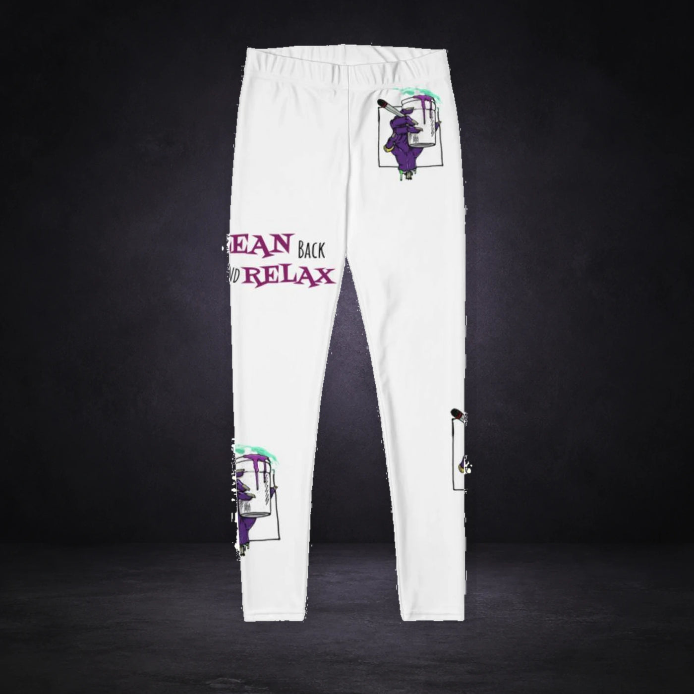 Lean Back Leggings von NiZED, Produktansicht mit Designprint vor dunklem Betonhintergrund