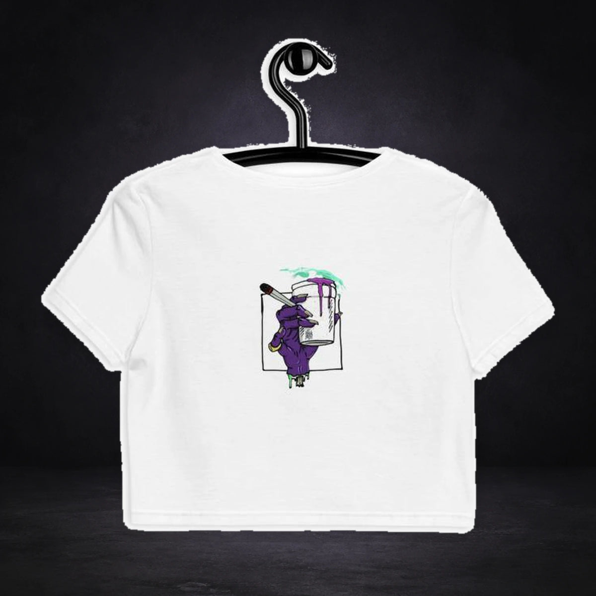 Lean Back Crop Top von NiZED, Rückansicht mit Designprint vor dunklem Betonhintergrund