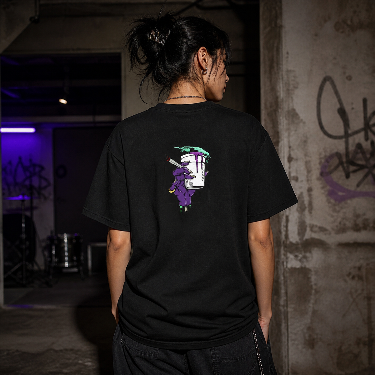Lean Back Graphic T-Shirt Design 2 Damen Model Rückenansicht - KI-generierte Darstellung