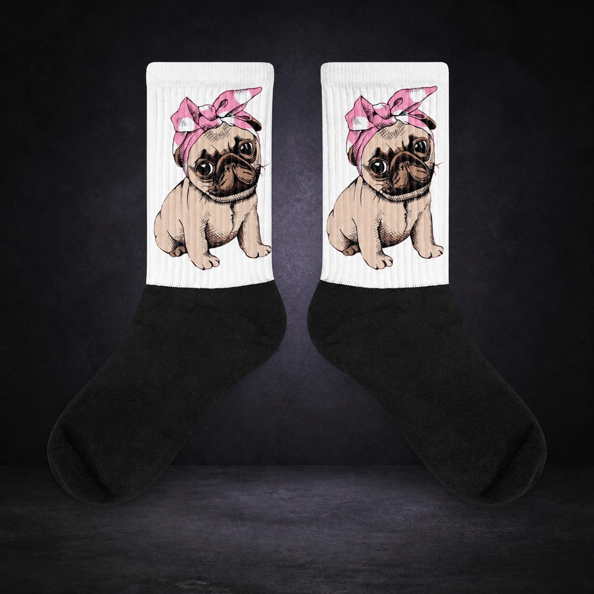 Love Morph Socken von NiZED im dunklen Betonraum – sauberes Kollektionscover
