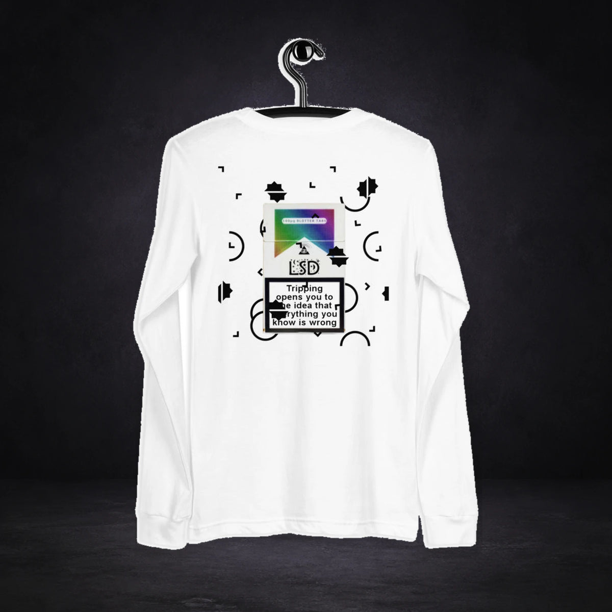 Verse Graphic T-Shirt von NiZED, Rückansicht mit Designprint vor dunklem Betonhintergrund