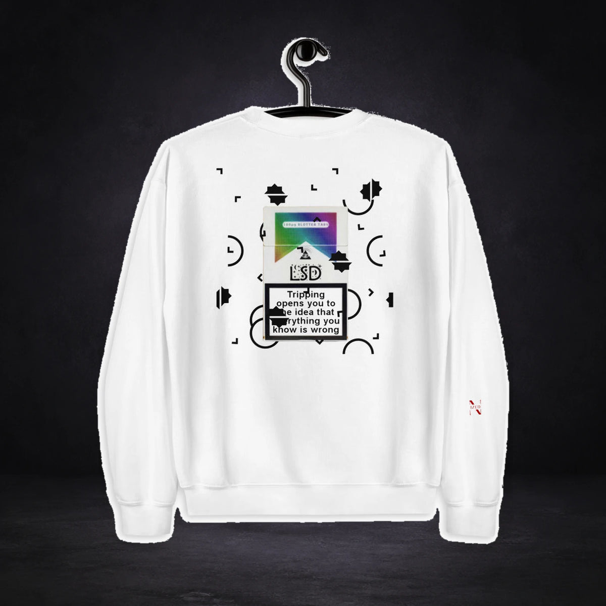 Universe of Acid Sweater von NiZED, Rückansicht mit Designprint vor dunklem Betonhintergrund