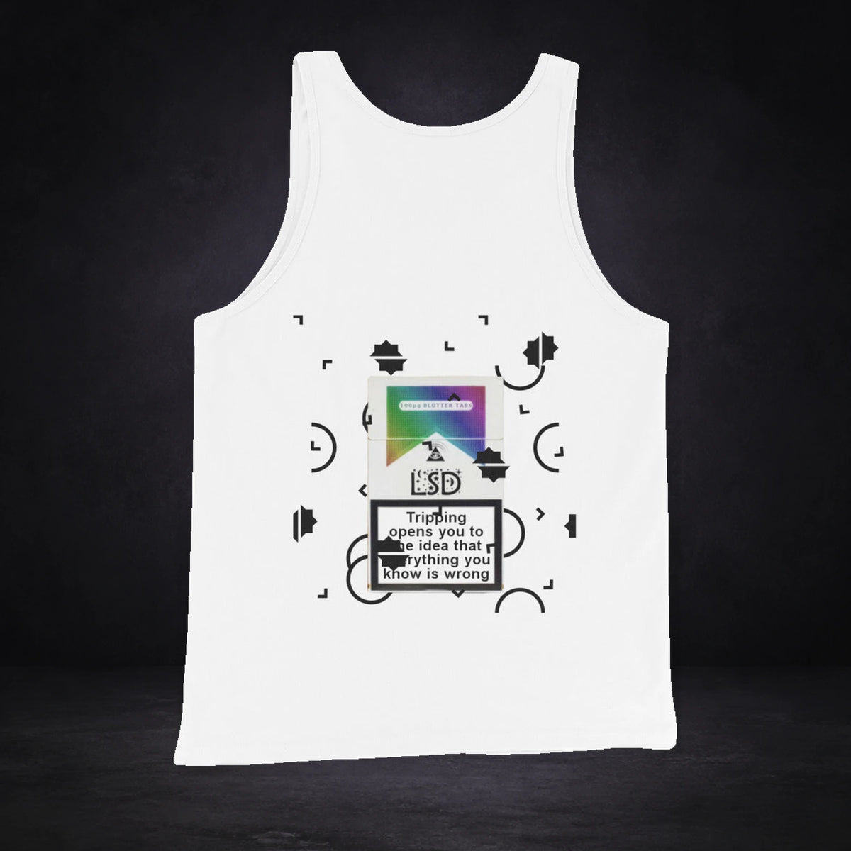 Verse Tank Top von NiZED, Rückansicht mit Designprint vor dunklem Betonhintergrund