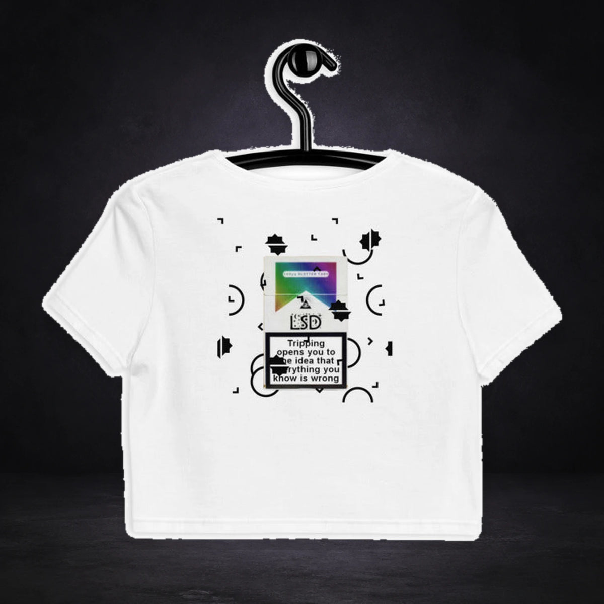 Verse Crop Top von NiZED, Rückansicht mit Designprint vor dunklem Betonhintergrund