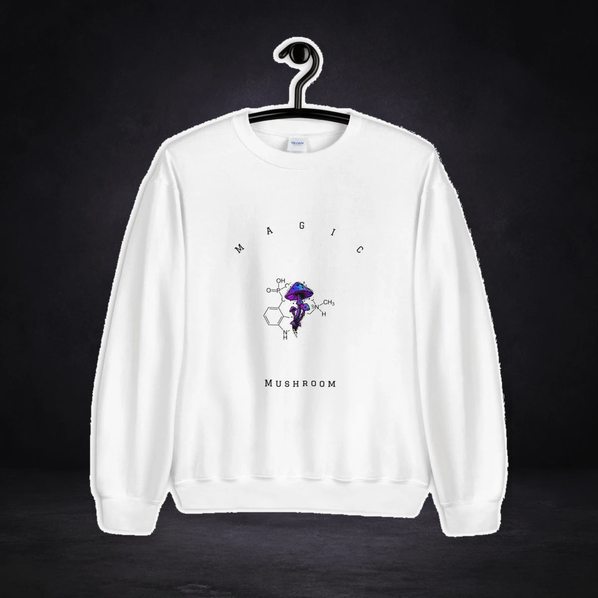 Magic Mushroom Sweater von NiZED, Vorderansicht mit Designprint vor dunklem Betonhintergrund