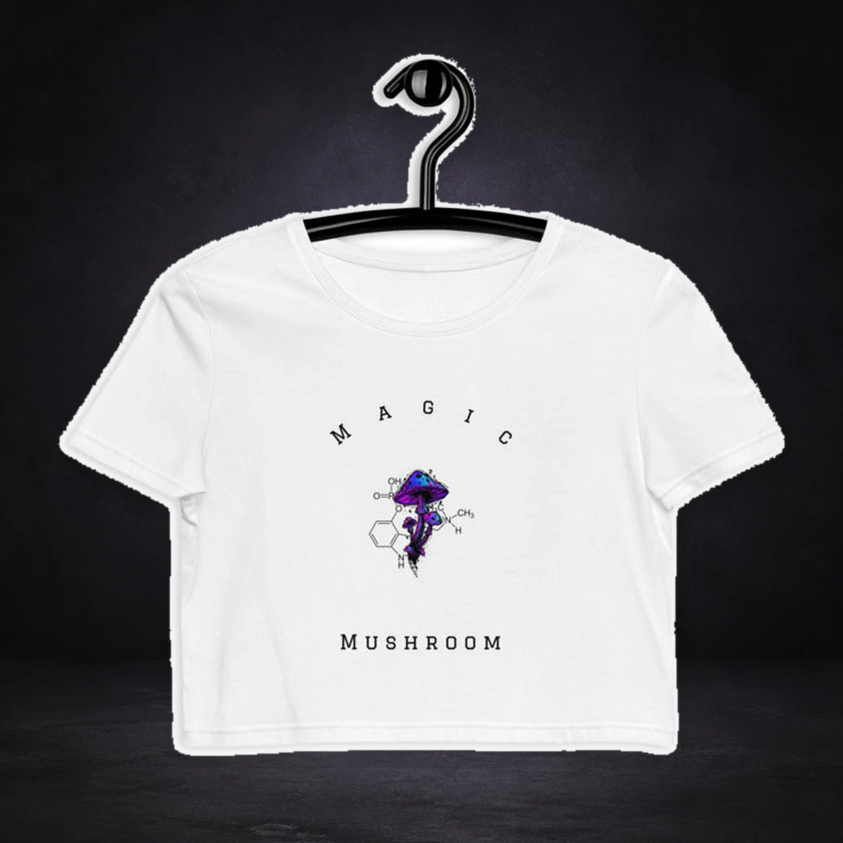 Magic Mushroom Vibes Crop Top von NiZED, Vorderansicht mit Designprint vor dunklem Betonhintergrund