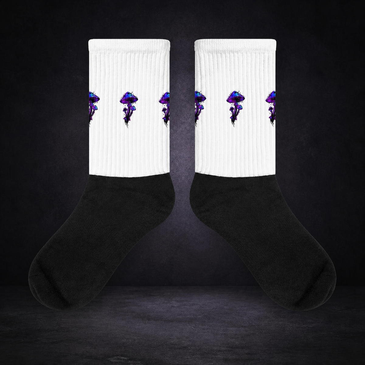 Magic Mushroom Socken von NiZED im dunklen Betonraum – sauberes Kollektionscover