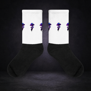 Magic Mushroom Socken von NiZED im dunklen Betonraum – sauberes Kollektionscover