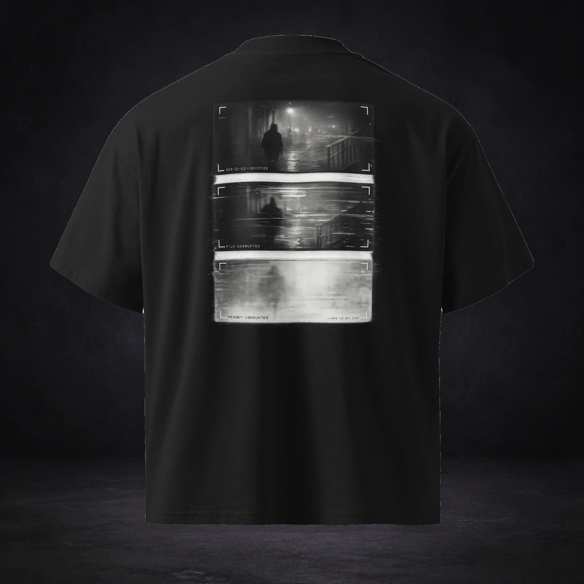 Memory Leak Oversized T-Shirt von NiZED, Vorderansicht mit Designprint vor dunklem Betonhintergrund