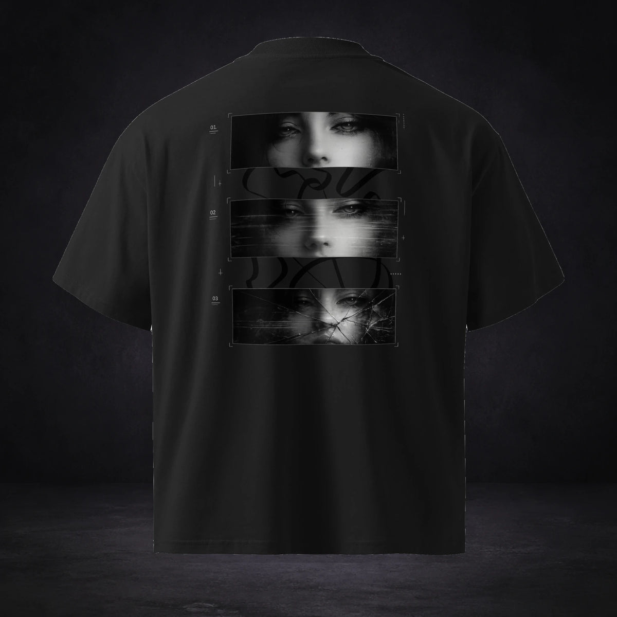 MIRROR CHECK Oversized T-Shirt von NiZED, Vorderansicht mit Designprint vor dunklem Betonhintergrund