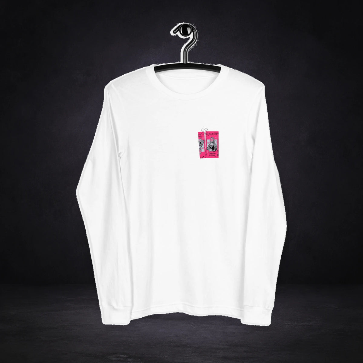 Mon Cee Graphic T-Shirt von NiZED, Vorderansicht mit Designprint vor dunklem Betonhintergrund