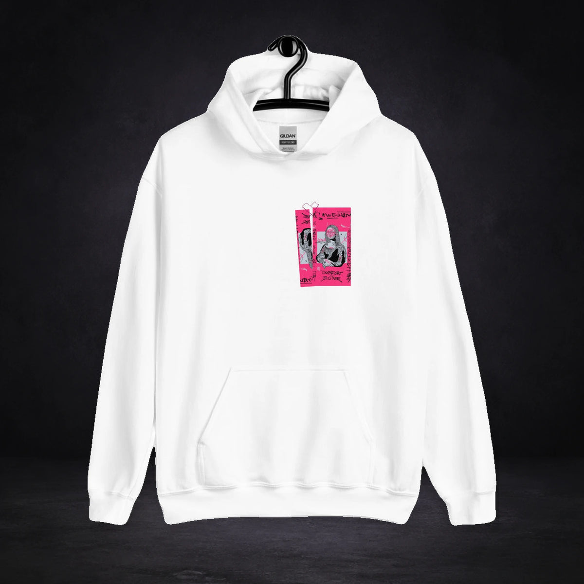 Mon Cee Hoodie von NiZED, Vorderansicht mit Designprint vor dunklem Betonhintergrund
