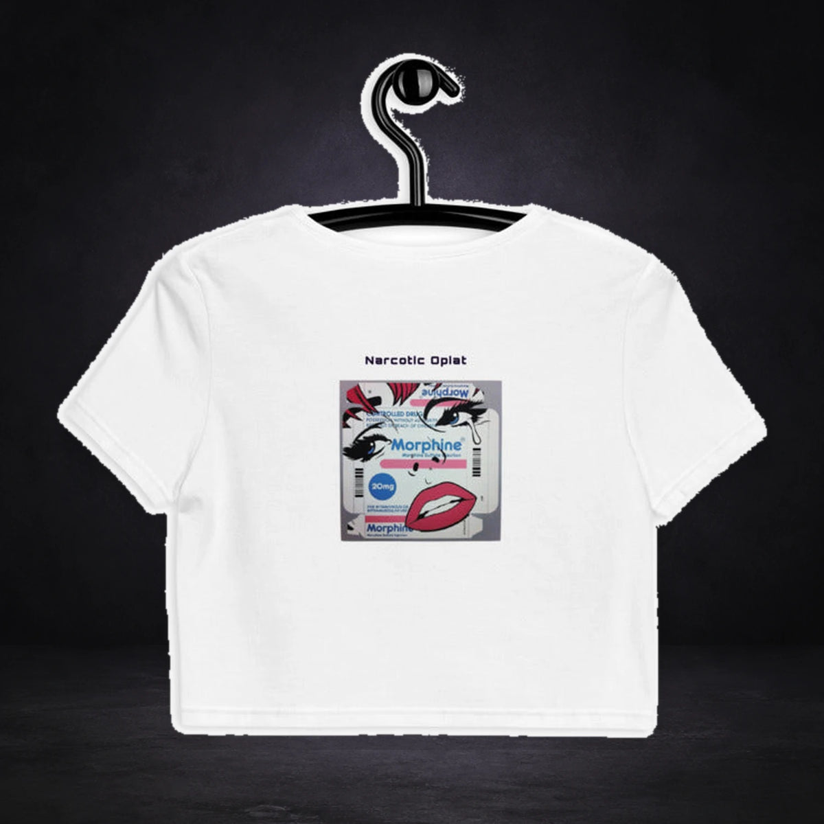 Morphin Narcotic Crop Top von NiZED, Rückansicht mit Designprint vor dunklem Betonhintergrund