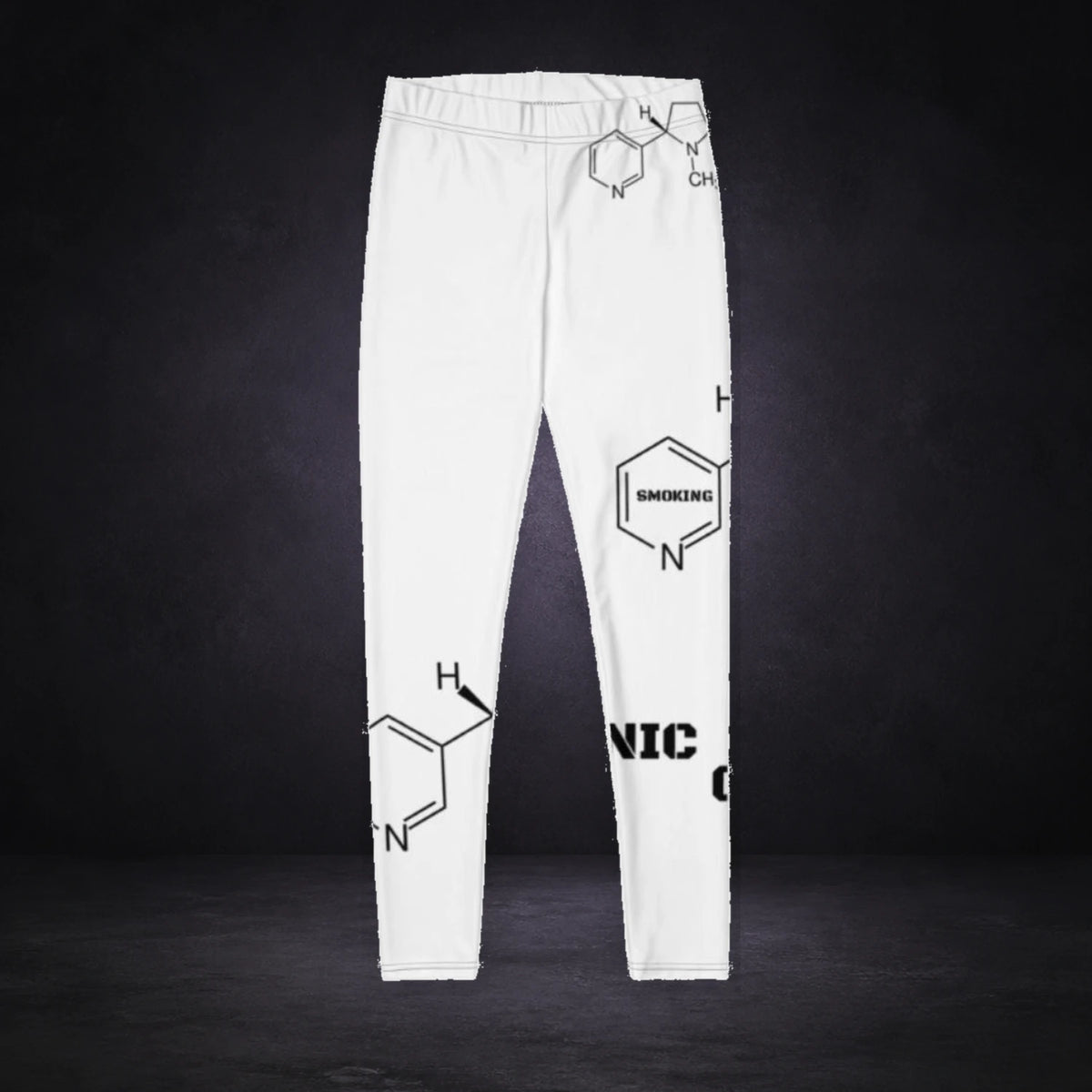 Nicotin Print Leggings von NiZED, Produktansicht mit Designprint vor dunklem Betonhintergrund
