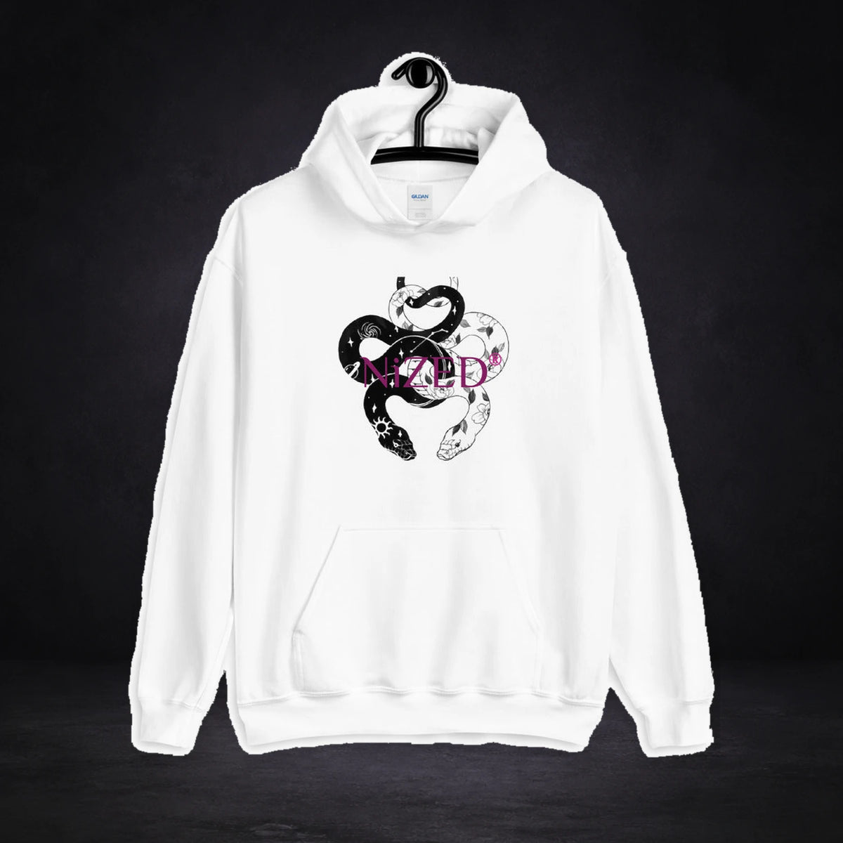 Snake Graphic Hoodie von NiZED in Weiß, Vorderansicht mit Designprint vor dunklem Betonhintergrund