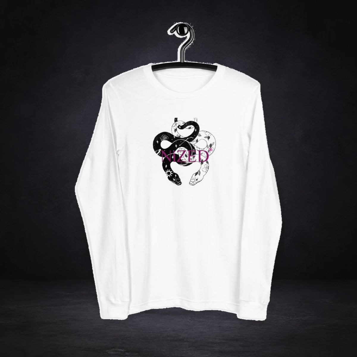 Pulse Graphic Longsleeve Design 2 von NiZED, Vorderansicht mit Designprint vor dunklem Betonhintergrund