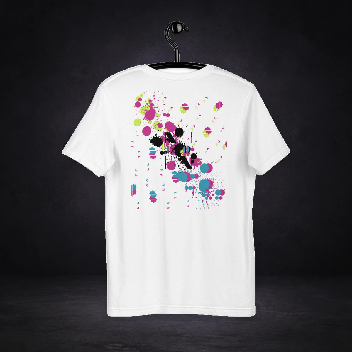 Optics Graphic T-Shirt Design 2 von NiZED, Rückansicht mit Designprint vor dunklem Betonhintergrund