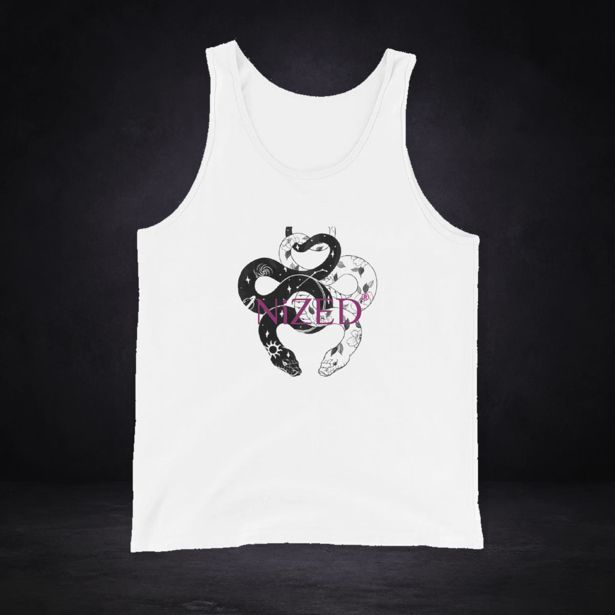 Snake Tank-Top Design von NiZED, Vorderansicht mit Designprint vor dunklem Betonhintergrund