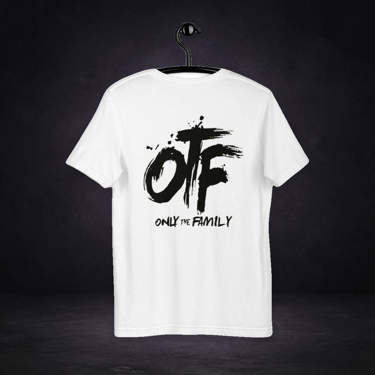 Only Family Tshirt von NiZED, Rückansicht mit Designprint vor dunklem Betonhintergrund