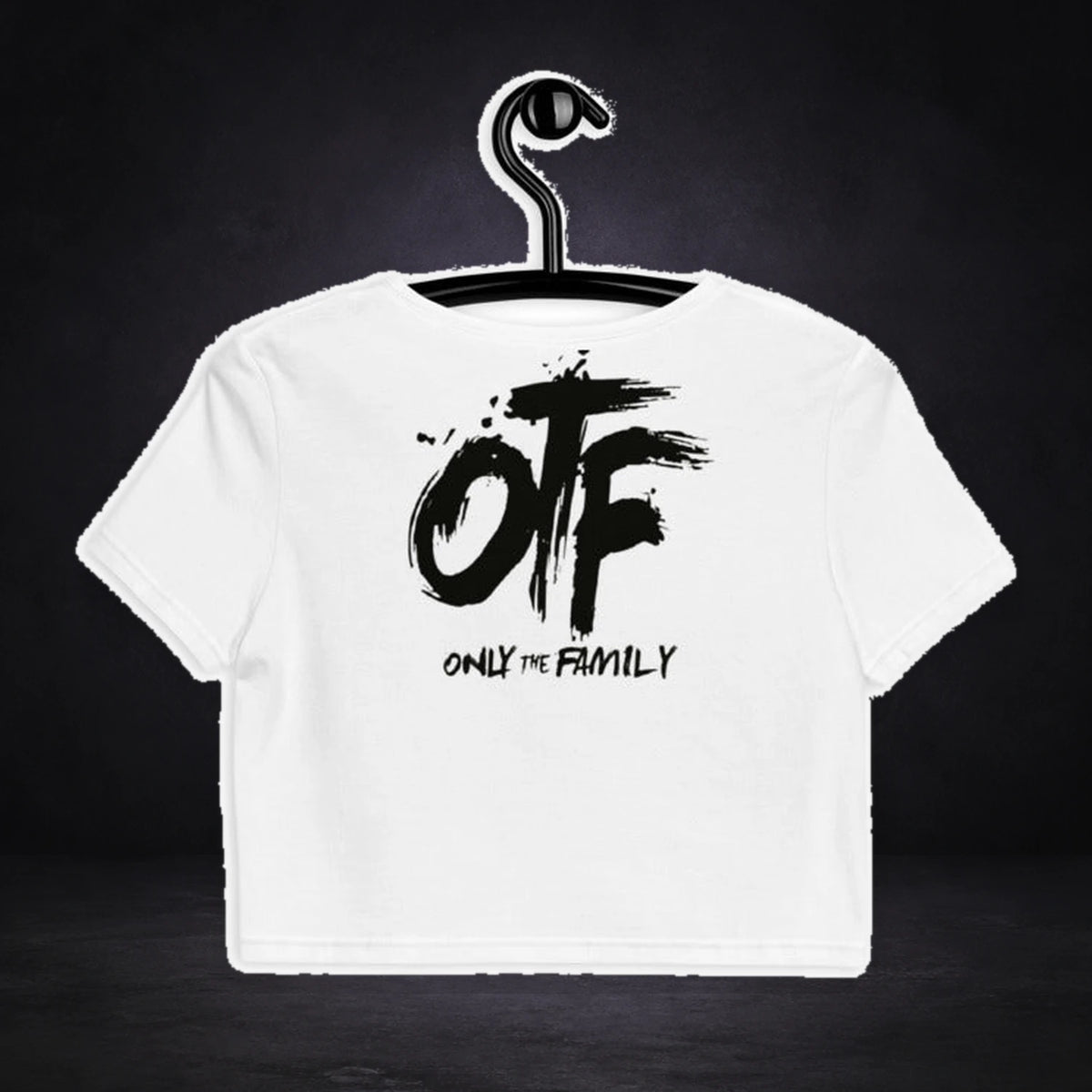 Only Family Crop Top von NiZED, Rückansicht mit Designprint vor dunklem Betonhintergrund