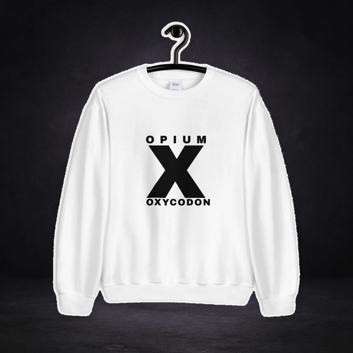 Opium Bliss Highcodon Sweater von NiZED, Vorderansicht mit Designprint vor dunklem Betonhintergrund