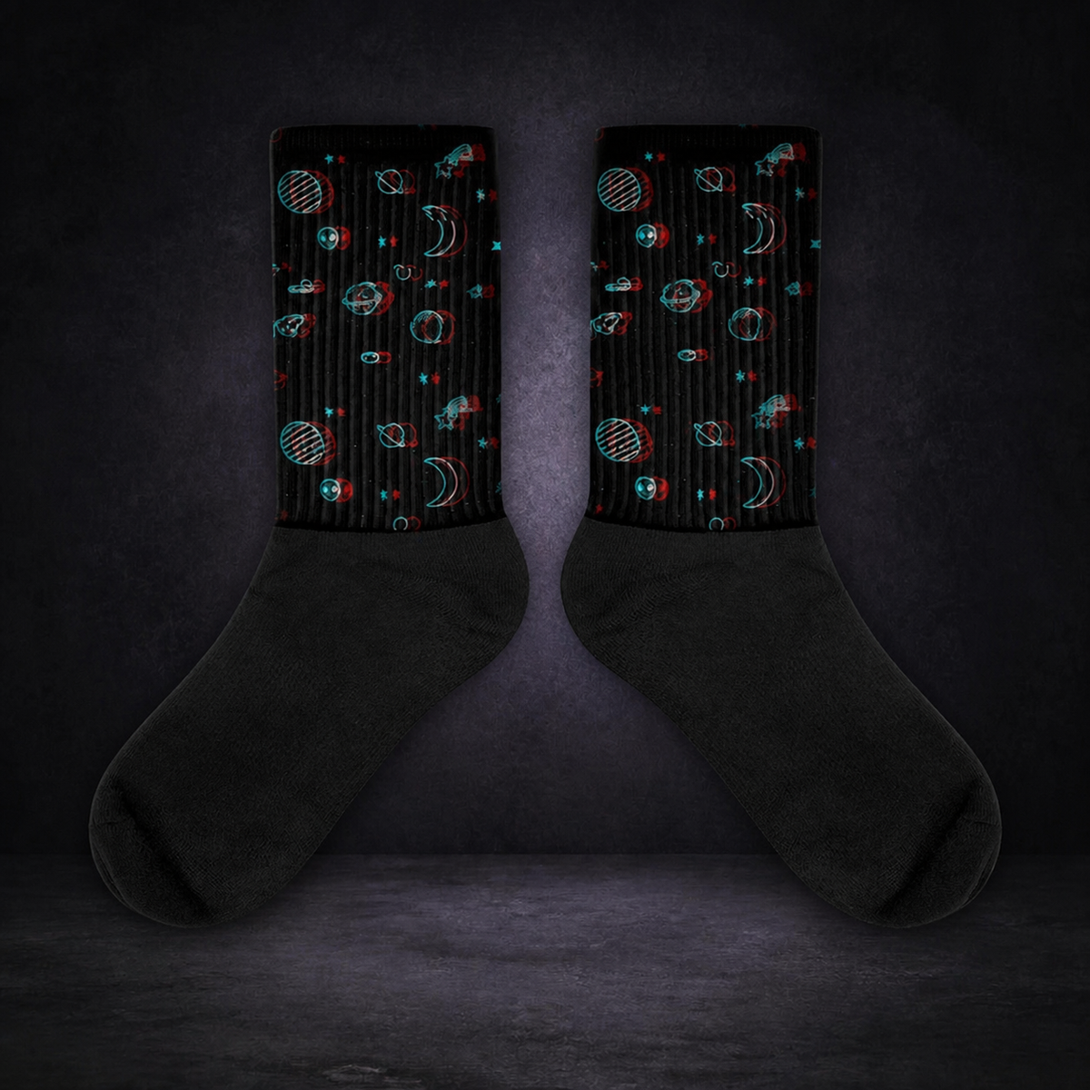 Outta This World Socken von NiZED im dunklen Betonraum – sauberes Kollektionscover