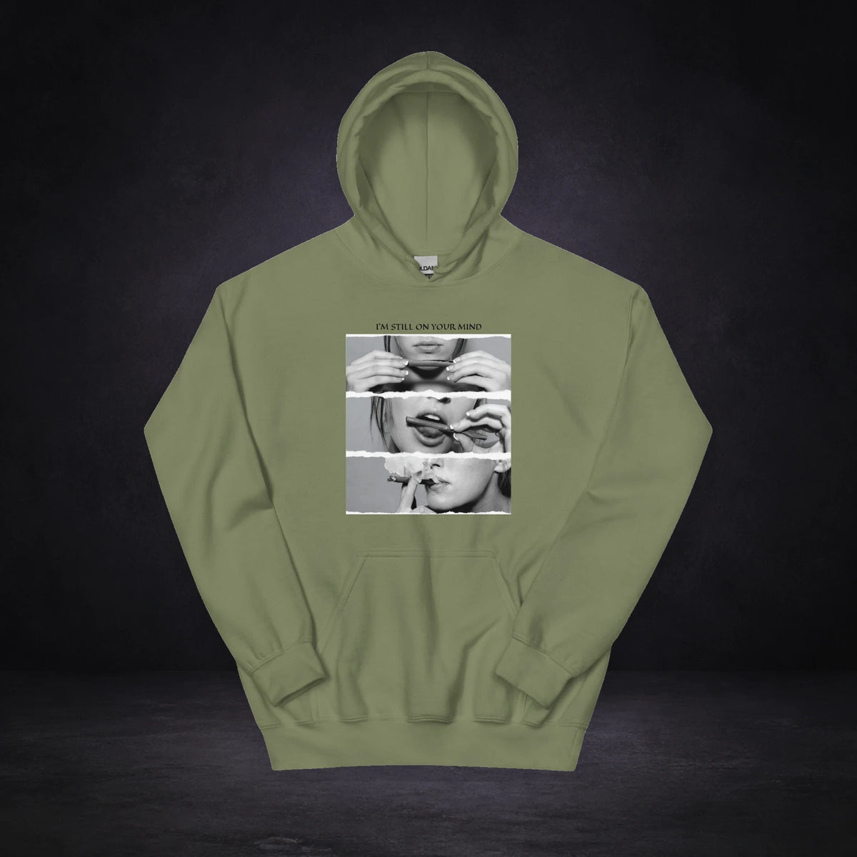 Paff Paff Pass Hoodie von NiZED, Vorderansicht mit Designprint vor dunklem Betonhintergrund