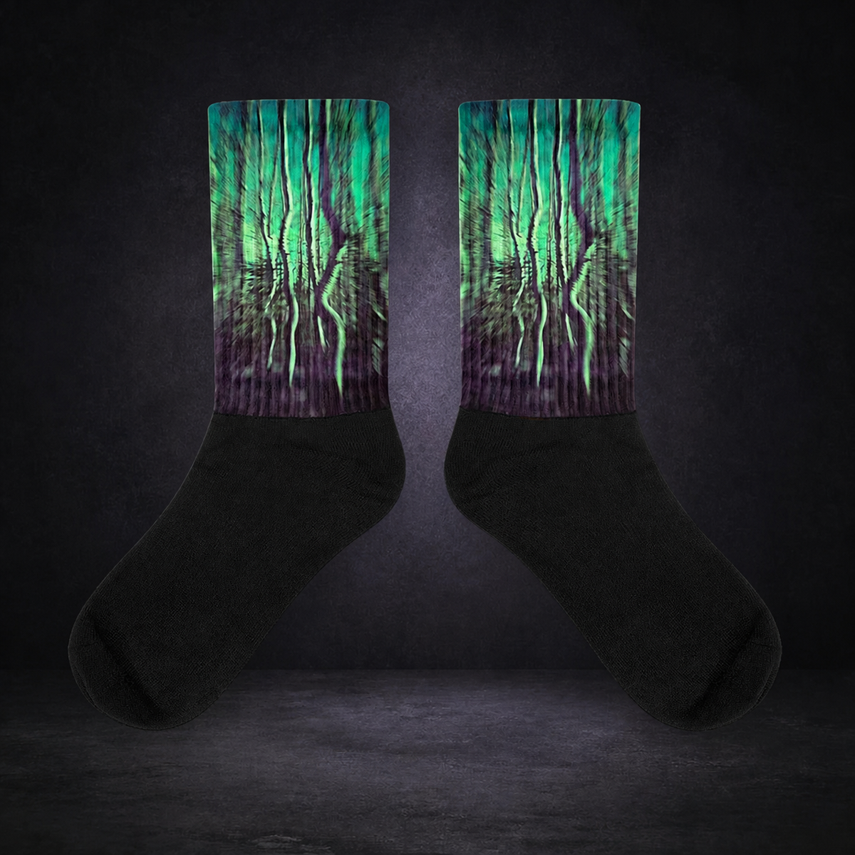 Palm Trees Socken von NiZED im dunklen Betonraum – sauberes Kollektionscover