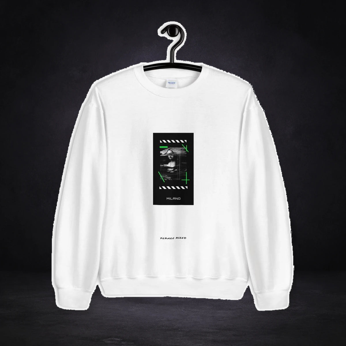 Penale Italia Sweater von NiZED, Vorderansicht mit Designprint vor dunklem Betonhintergrund