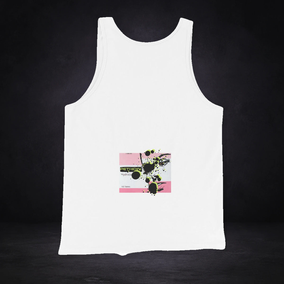 Pethidin Opiat Tank Top von NiZED, Rückansicht mit Designprint vor dunklem Betonhintergrund