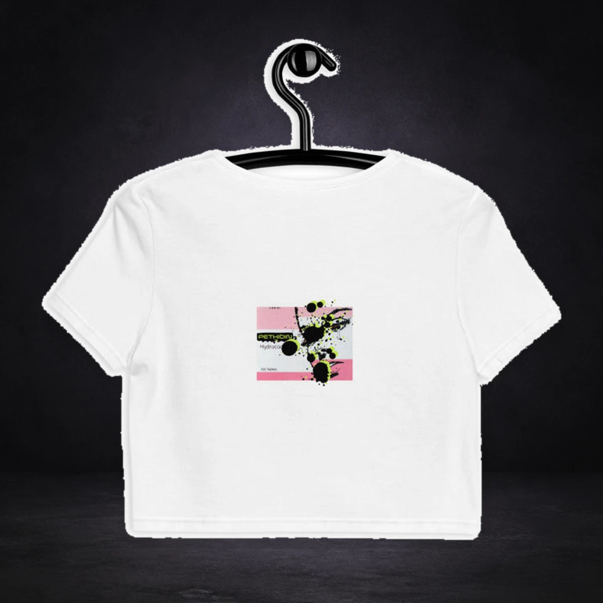 Pethidin Opiat Crop Top von NiZED, Rückansicht mit Designprint vor dunklem Betonhintergrund