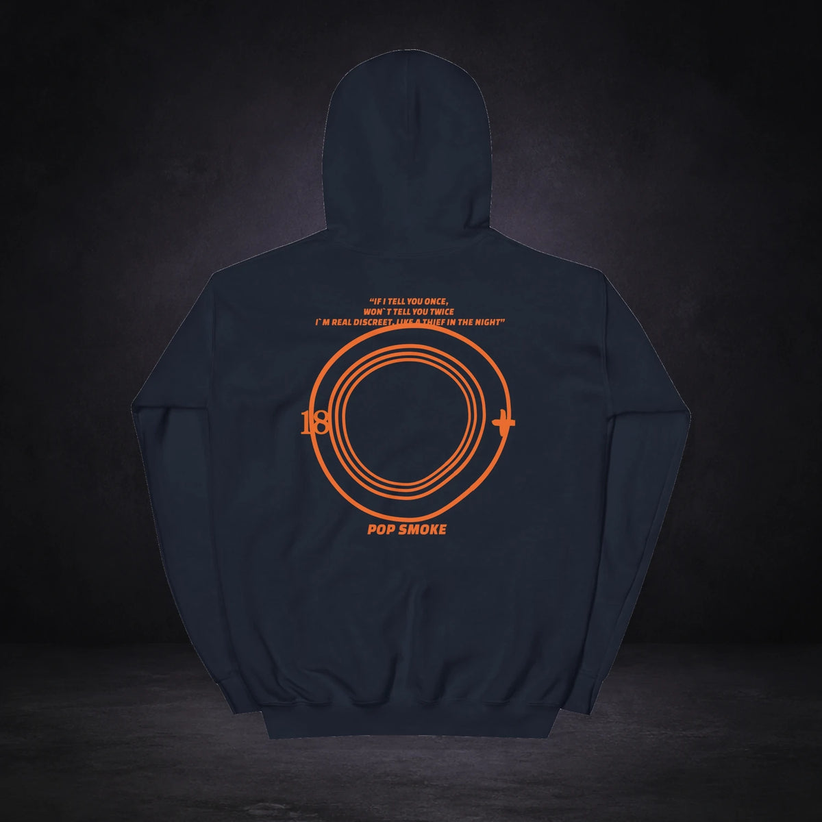 Pop Smoke Graphic Hoodie Design 2 von NiZED, Rückansicht mit Designprint vor dunklem Betonhintergrund