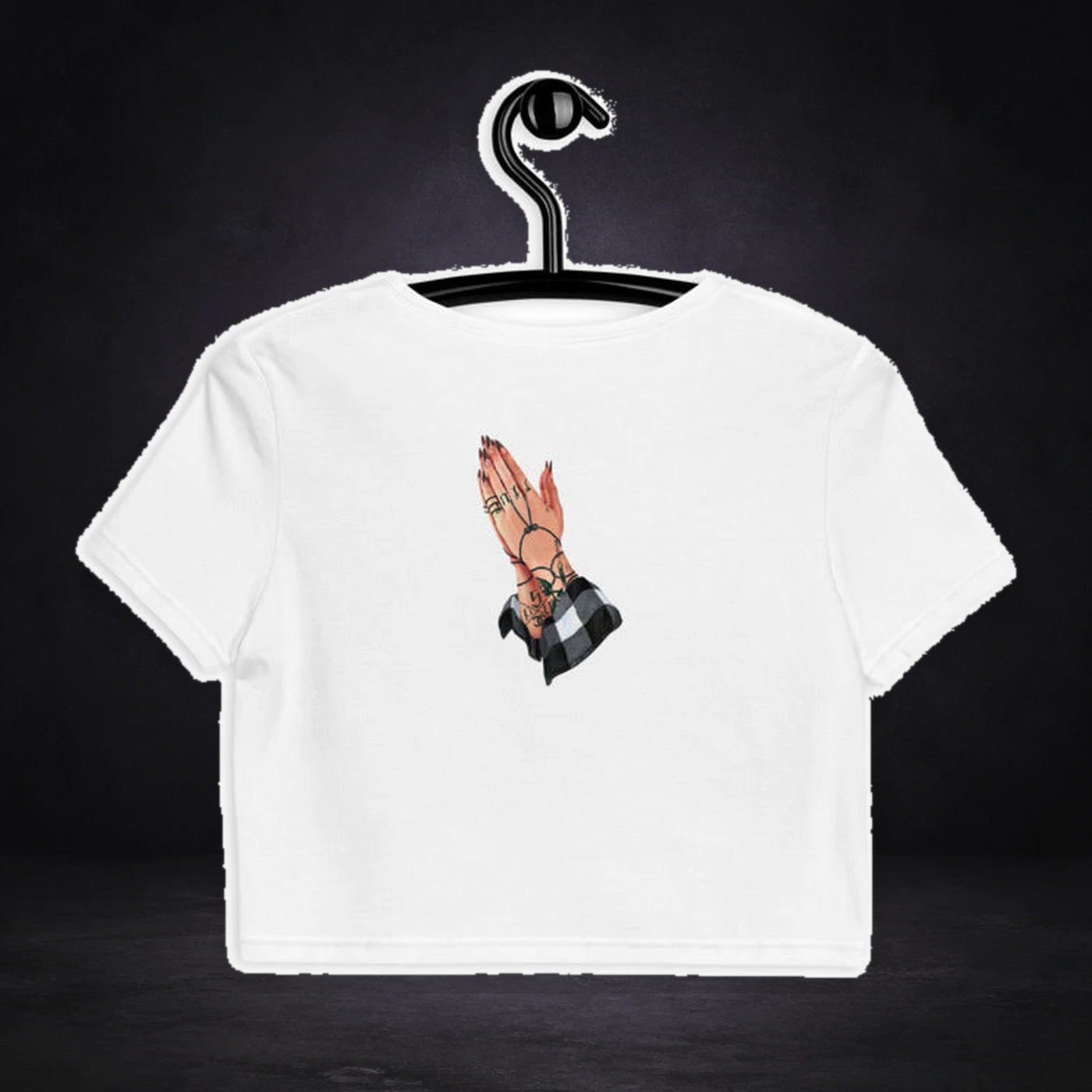 Pray Graphic Crop Top Design 2 von NiZED, Rückansicht mit Designprint vor dunklem Betonhintergrund