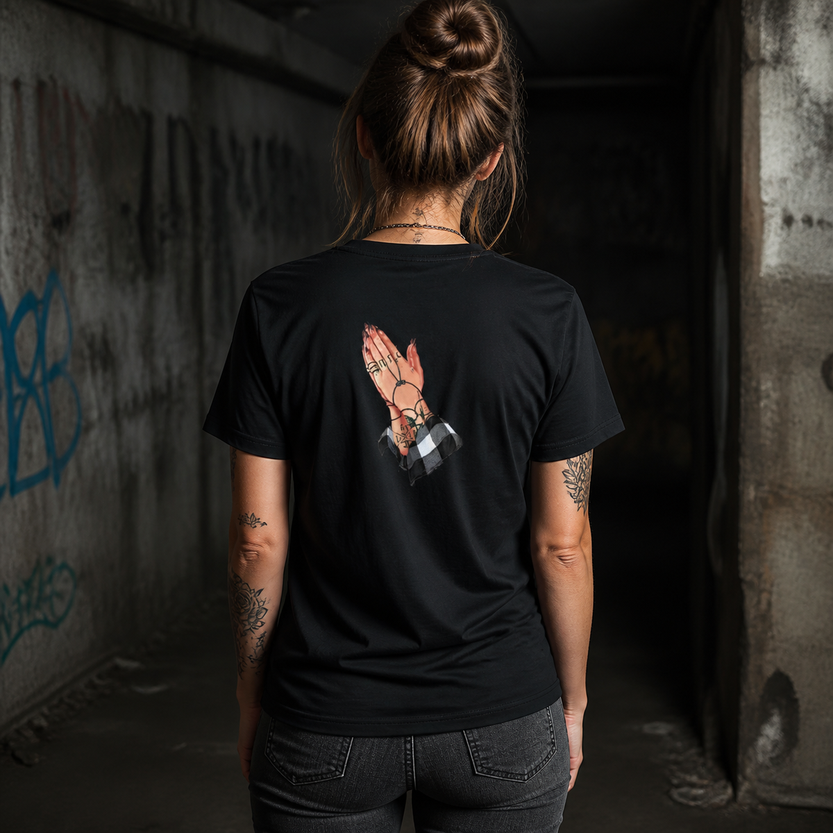 Pray Graphic T-Shirt Design 2 Damen Model Rückenansicht - KI-generierte Darstellung