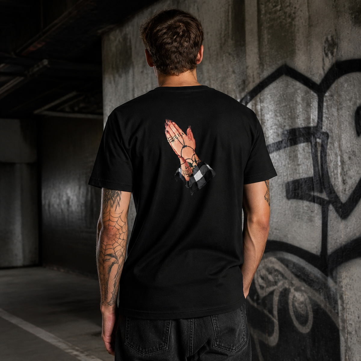 Pray Graphic T-Shirt Design 2 Herren Model Rückenansicht - KI-generierte Darstellung