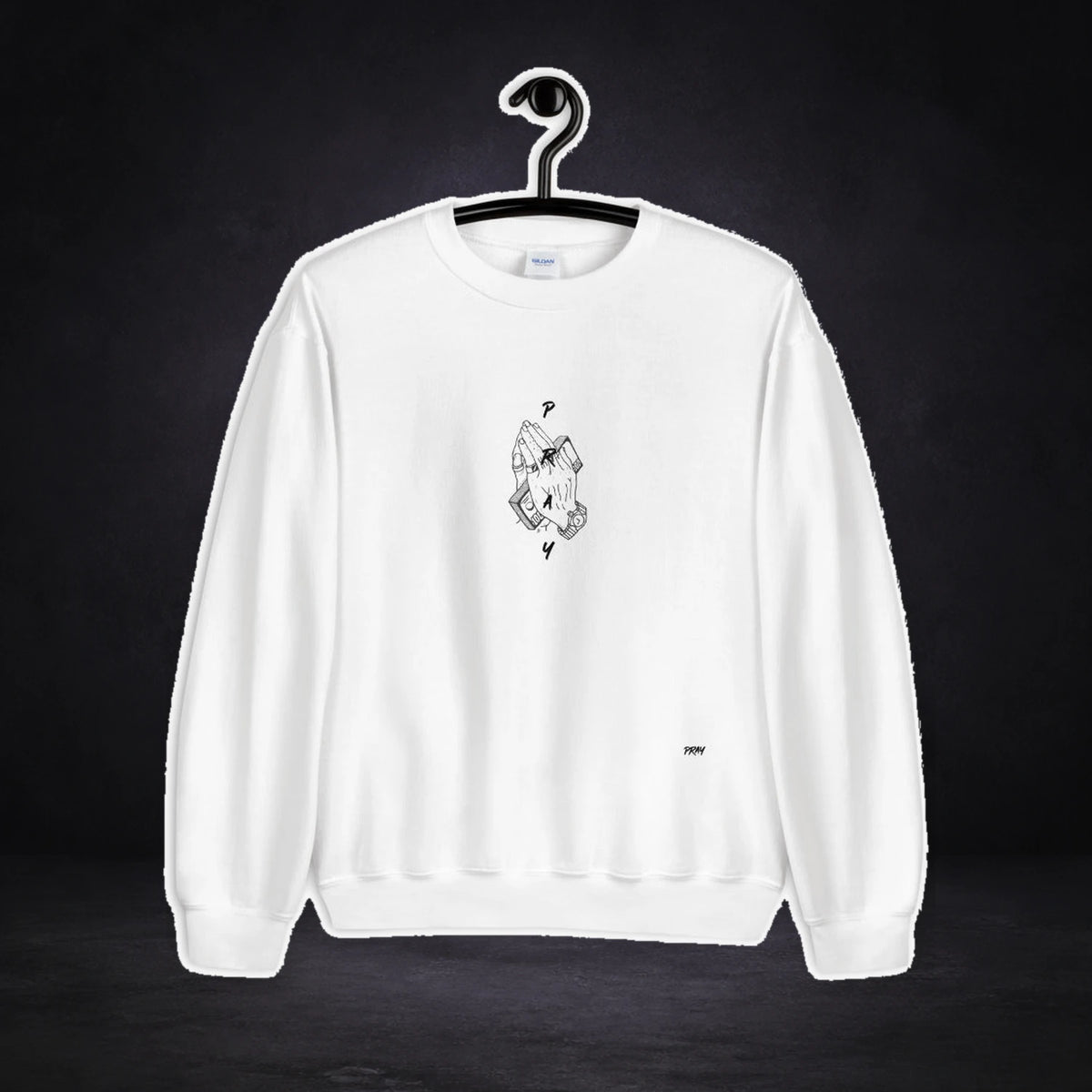 Pray Graphic Sweater Design 2 von NiZED, Vorderansicht mit Designprint vor dunklem Betonhintergrund