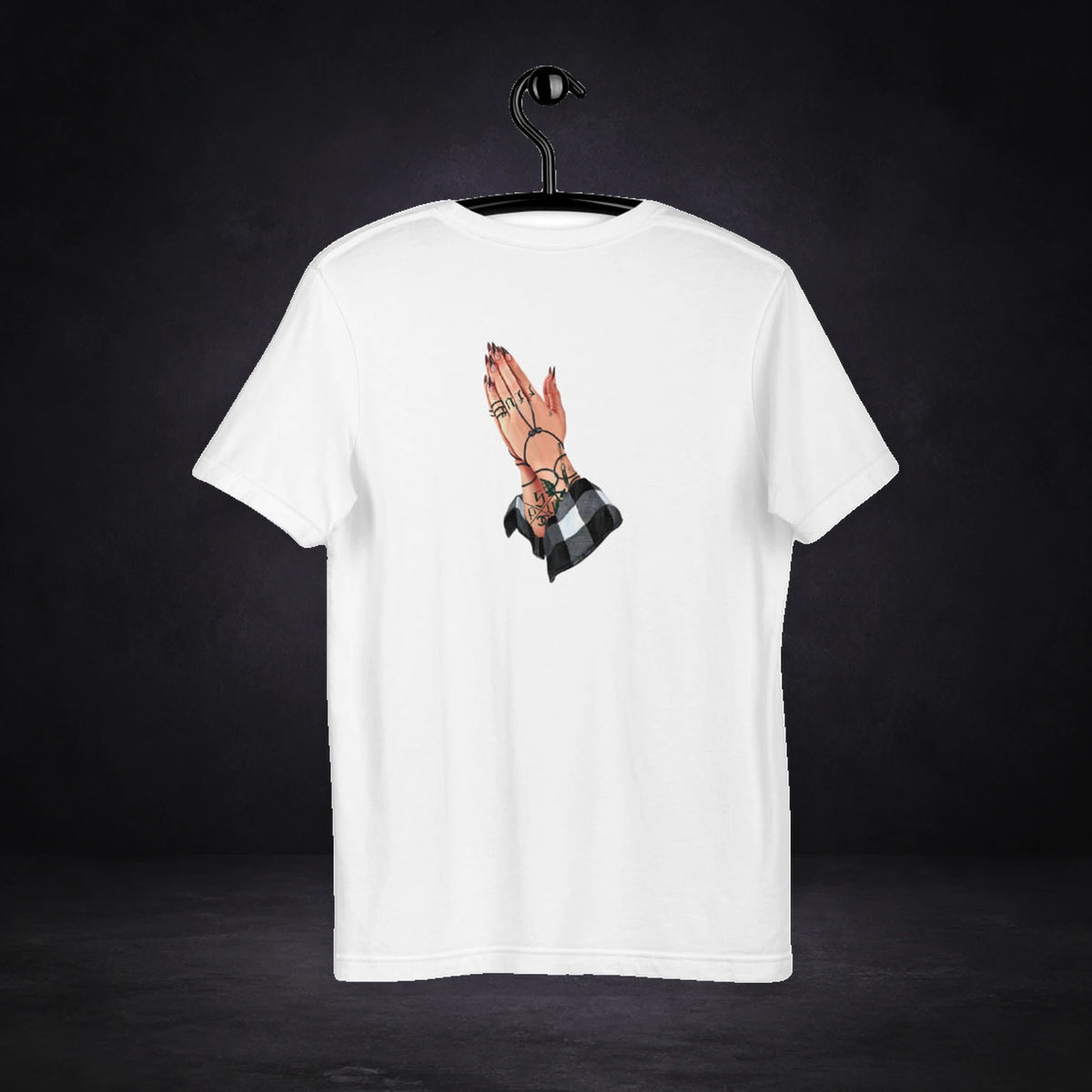 Pray Graphic T-Shirt Design 2 von NiZED, Rückansicht mit Designprint vor dunklem Betonhintergrund