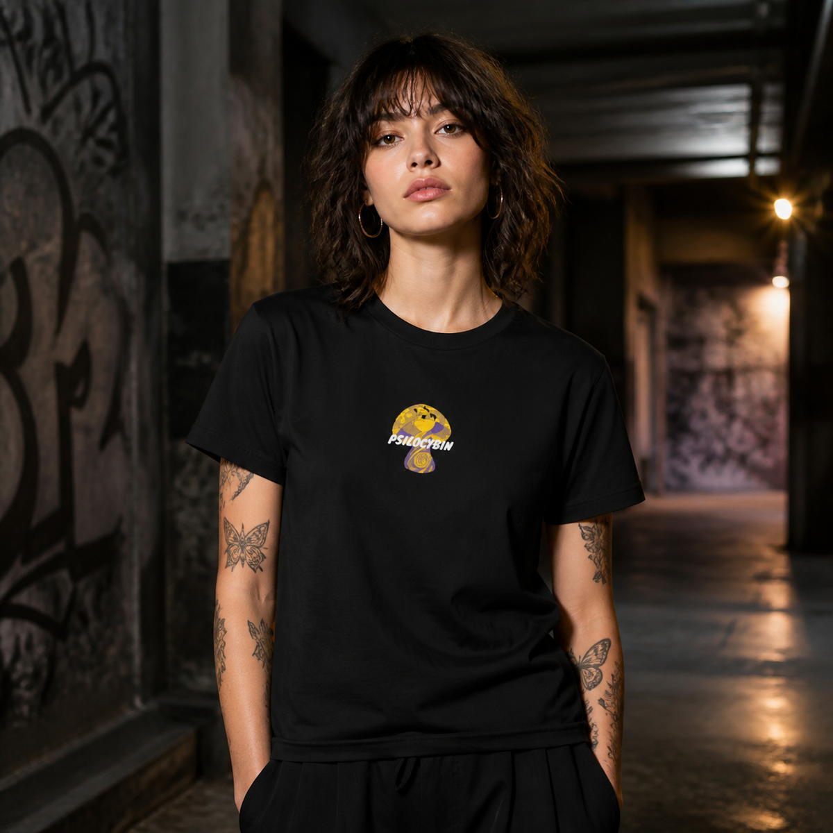 Psilocybin Graphic T-Shirt Damen Model Frontansicht - KI-generierte Darstellung