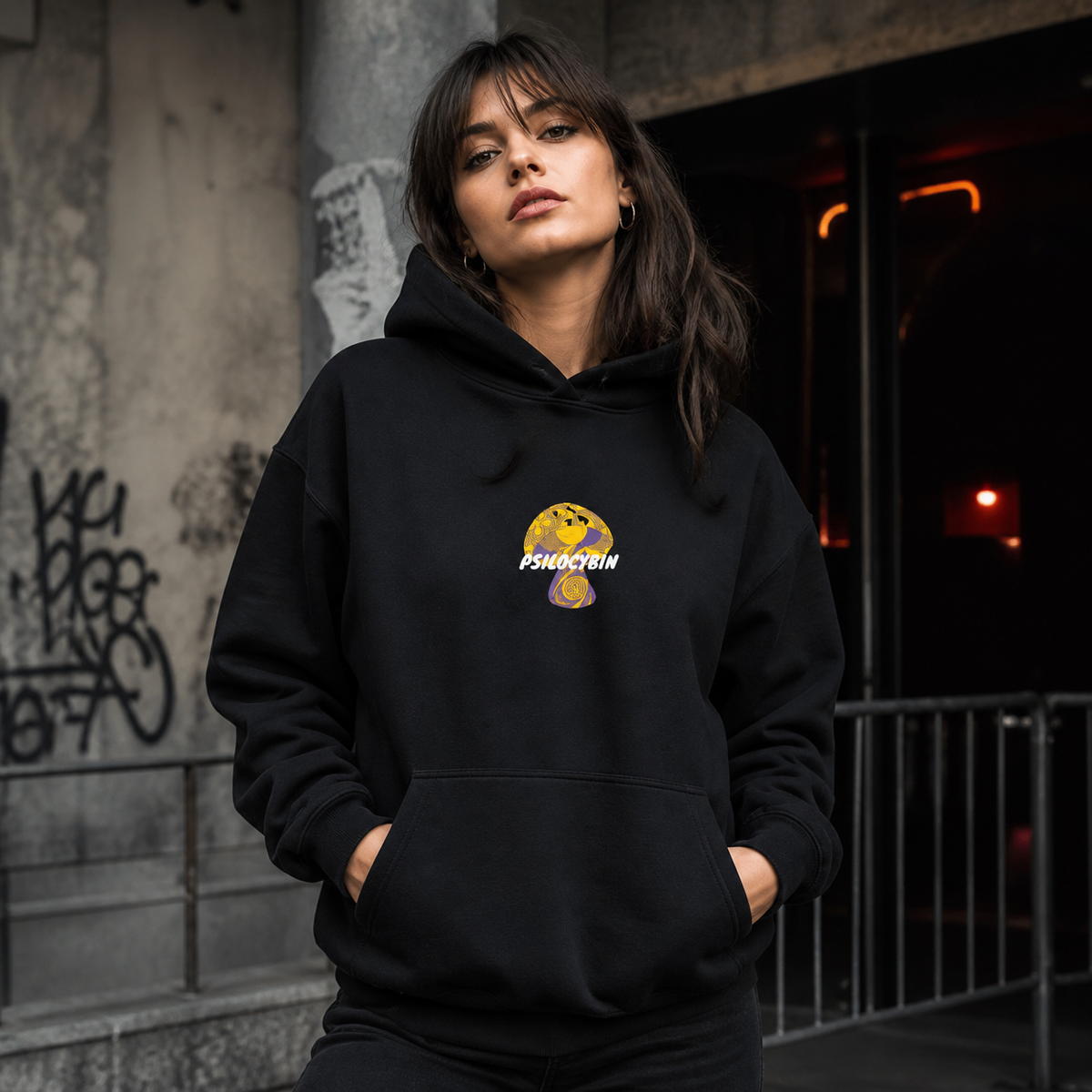 Psilocybin Graphic Hoodie Damen Model Frontansicht Berlin – KI-generierte Darstellung