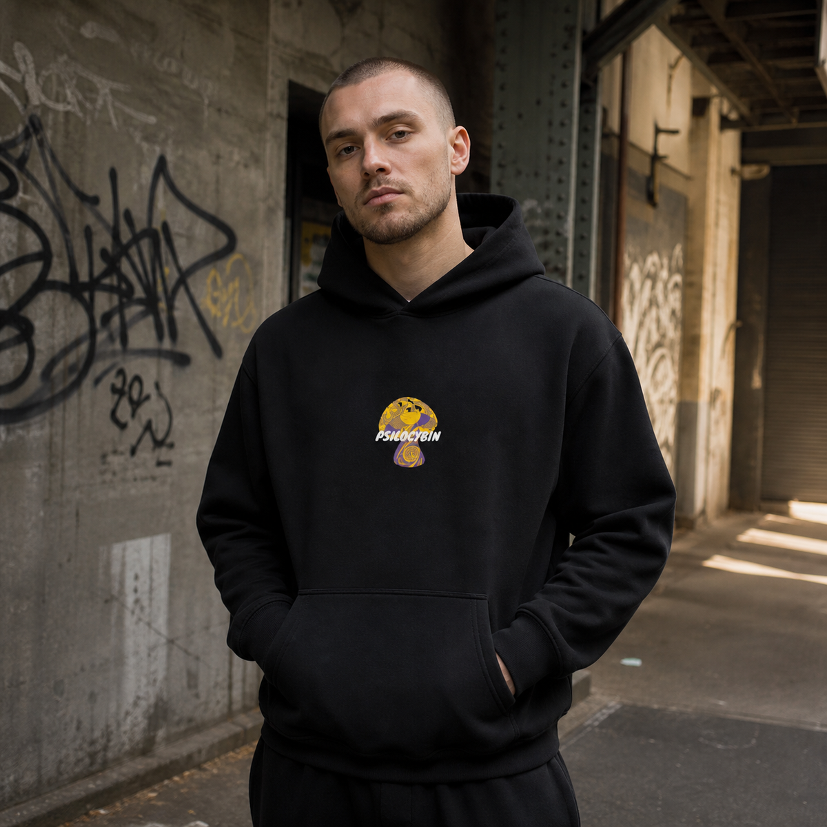 Psilocybin Graphic Hoodie Herren Model Frontansicht Berlin – KI-generierte Darstellung
