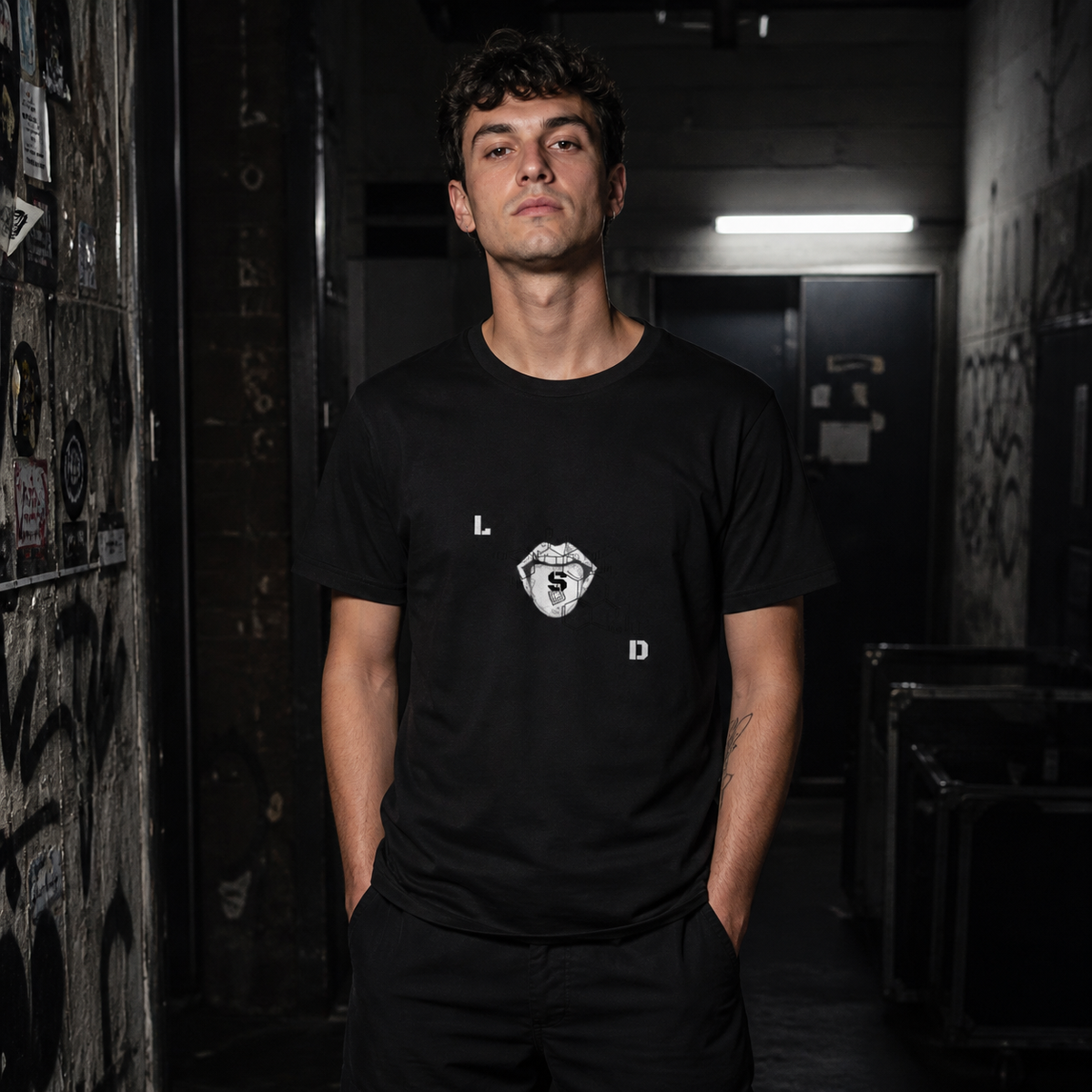 Pulse Graphic T-Shirt Herren Model Frontansicht - KI-generierte Darstellung