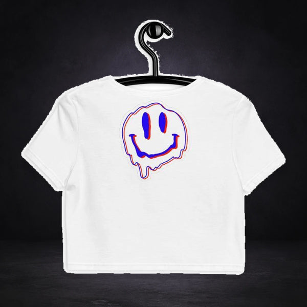 Graphic Crop Top von NiZED, Rückansicht mit Designprint vor dunklem Betonhintergrund