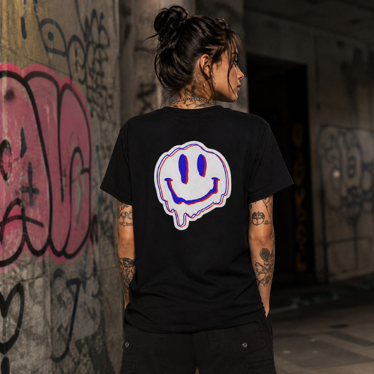 RAVE Graphic T-Shirt Damen Model Rückenansicht - KI-generierte Darstellung