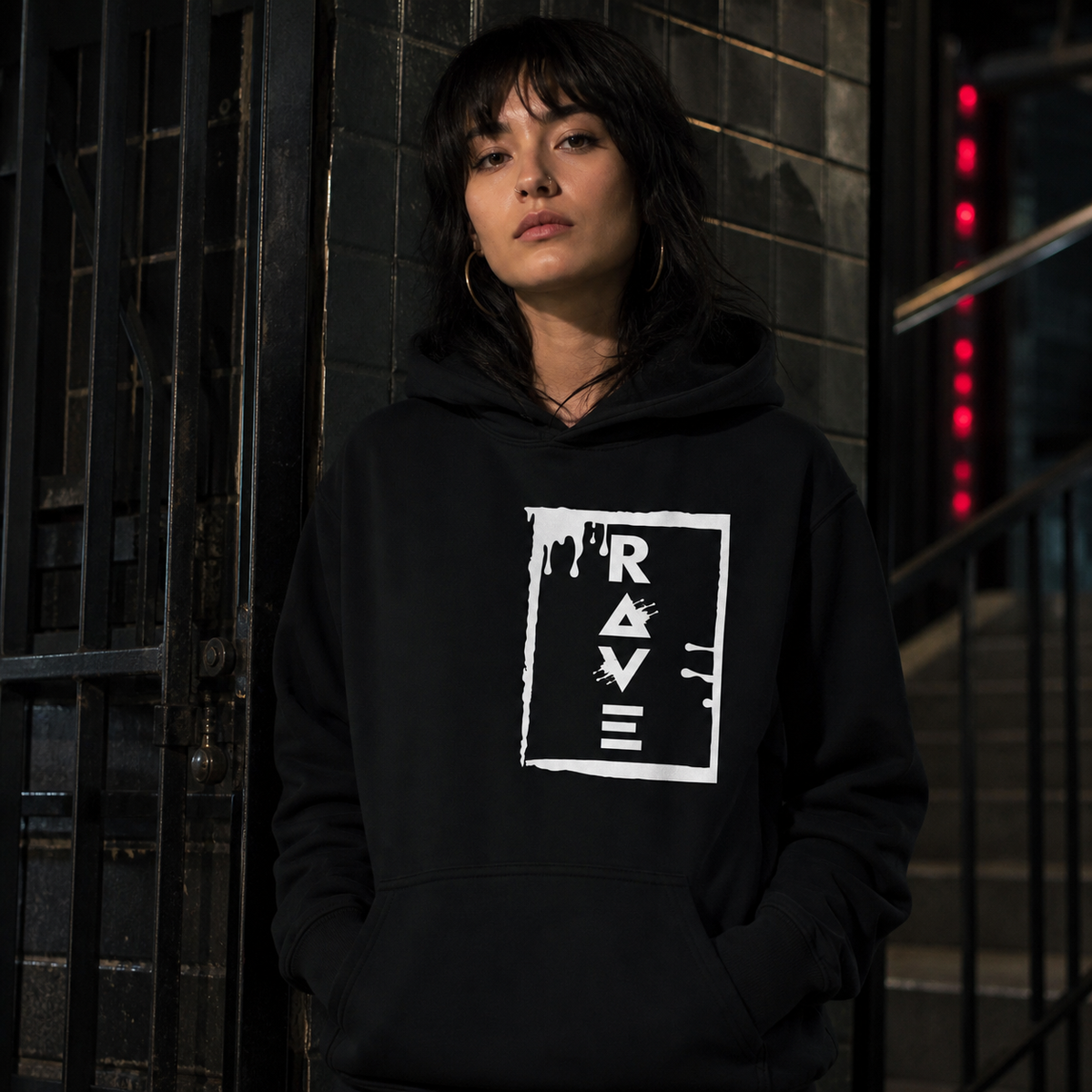 Rave V Hoodie Damen Model Frontansicht Berlin – KI-generierte Darstellung
